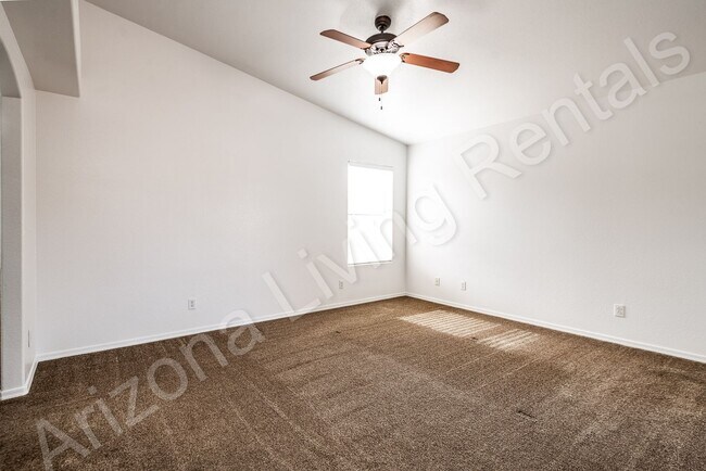 Building Photo - AMAZING 4 BEDROOM HOME