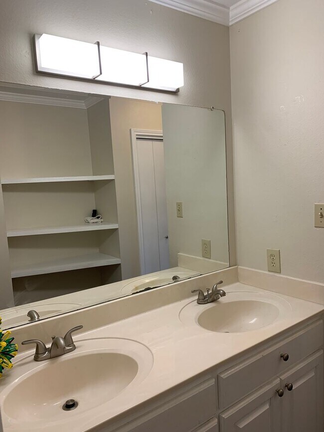 Building Photo - Florida Blvd / Sherwood Forrest