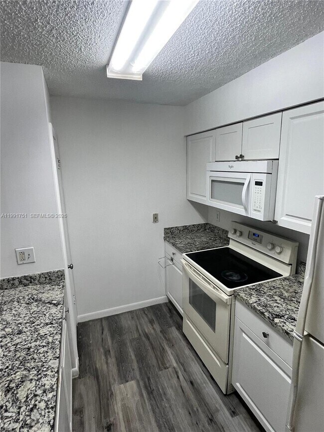 Building Photo - 2871 N Oakland Forest Dr