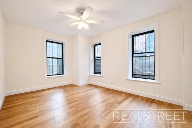 Building Photo - Renovated Giant Prewar 1 bedroom in Brooklyn Heights!