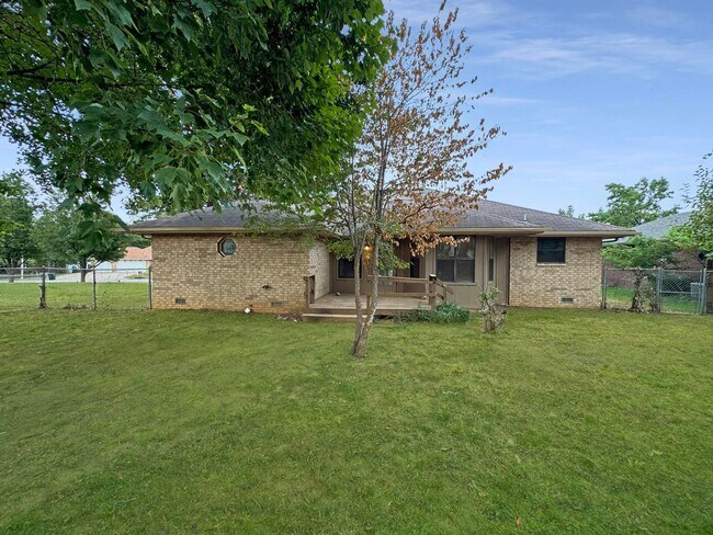 Building Photo - Beautiful 3 Bedroom Home with Fenced Yard & 2-Car Garage in Central West Springfield!