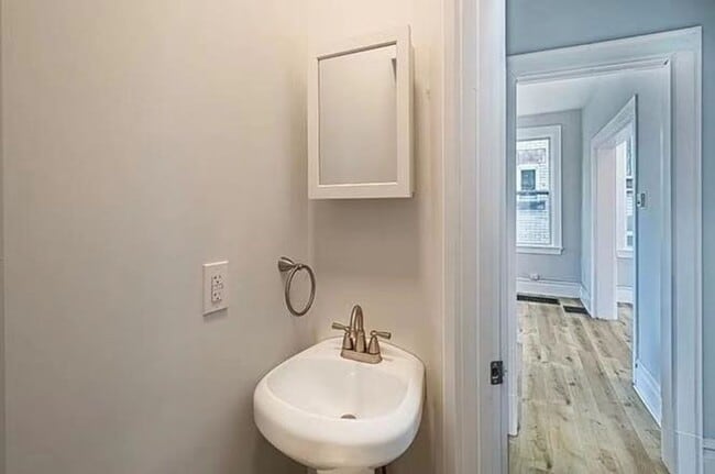 Building Photo - 5 bedroom home in the Upper Hill District