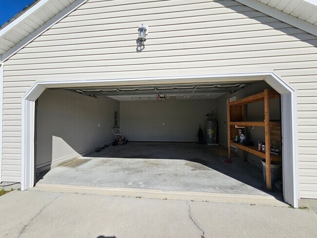 Building Photo - 3 bedroom, 2 bath home in the Neighborhood...