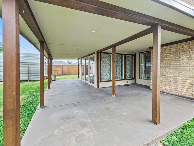 Building Photo - 33 Eucalyptus St