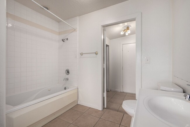 Building Photo - South Scottsdale Charmer! 4 bed + Office, ...