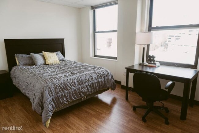 Building Photo - 2 br, 1 bath Apartment - 305 W. Broadway