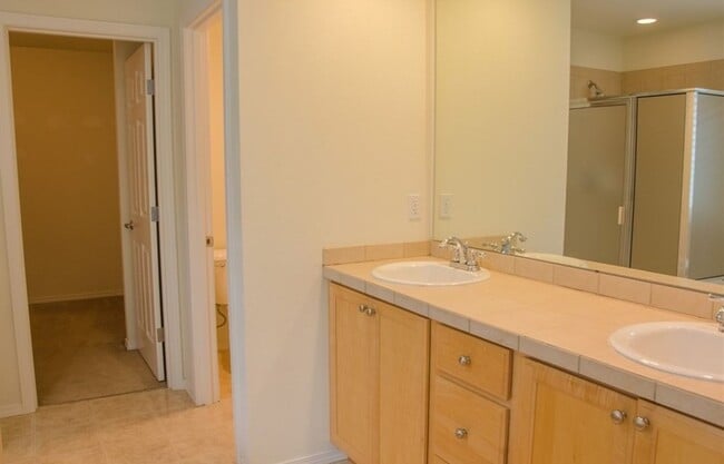 Building Photo - 3 Bed 2.5 Bath Single-family House Availab...