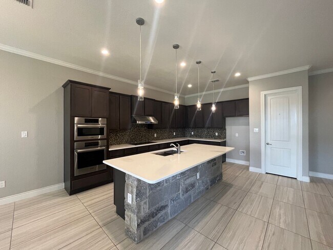 Building Photo - 4815 Viewcrest Rd