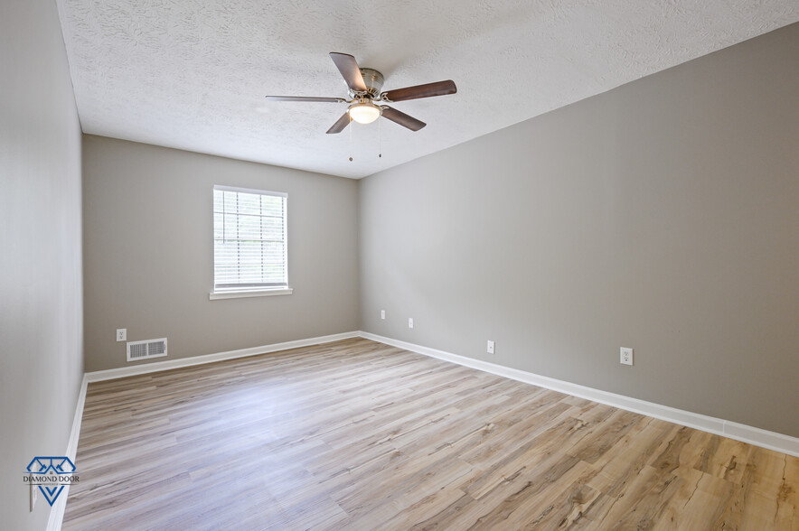 Building Photo - 4400 Chartley Ln