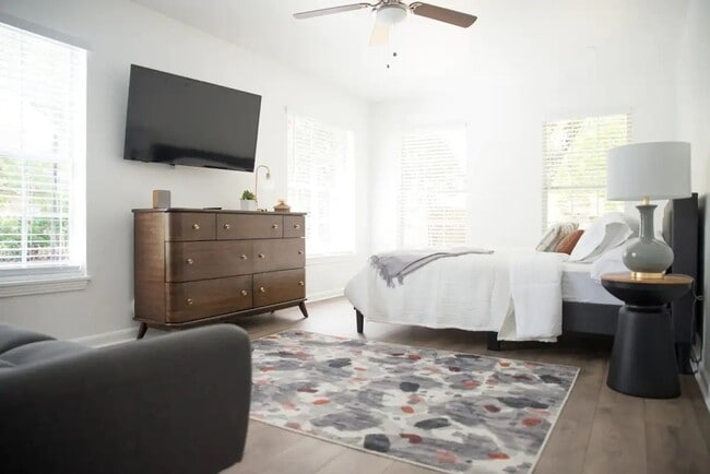 Building Photo - Fully Renovated 2x1 in a fabulous location!