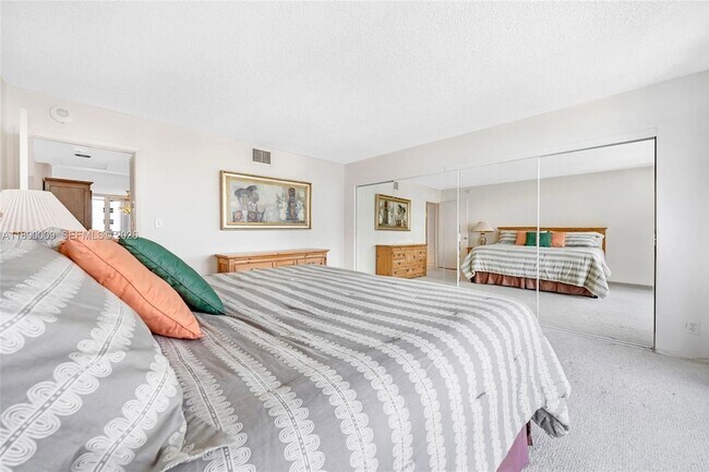 Building Photo - 4280 Galt Ocean Dr