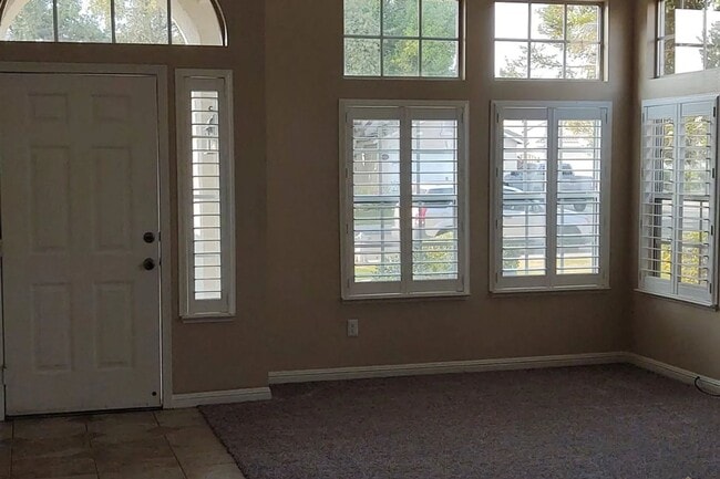 Building Photo - 4 bedroom, 2 bath Home