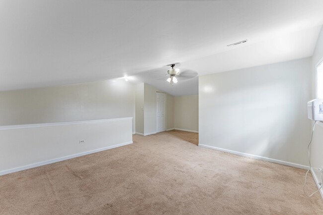Building Photo - 305 Creekside Dr