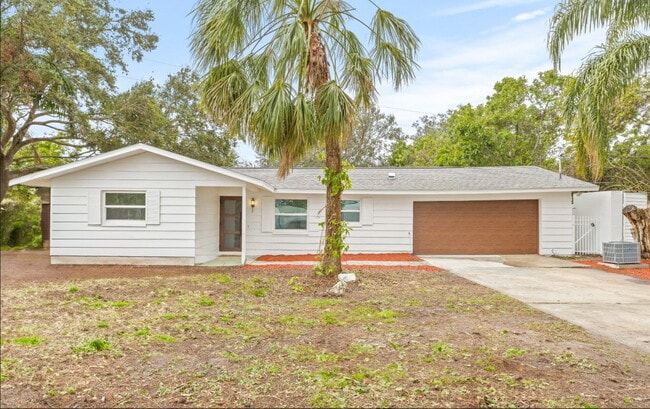 Primary Photo - Home For Rent in Clearwater Manor!