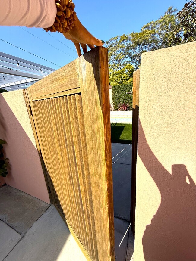 Building Photo - 8507 Croydon Ave