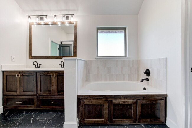 Building Photo - Brand New Home In Mustang!