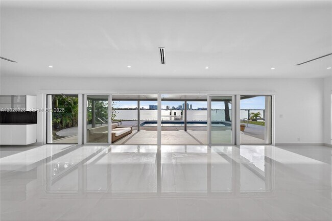Building Photo - 1101 S Shore Dr