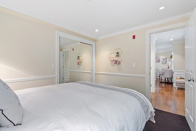 Building Photo - 48 Commonwealth Terrace