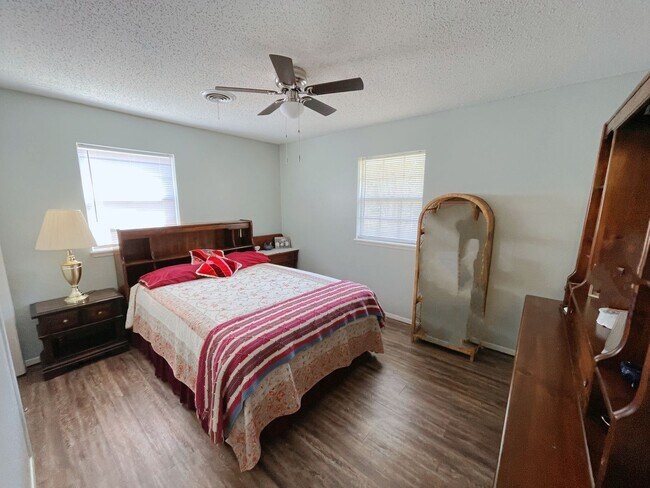 Building Photo - Charling 3bd 2 ba house close to the Unive...