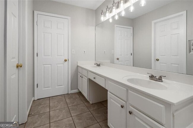 Building Photo - 4220 Hunters Green Way NE