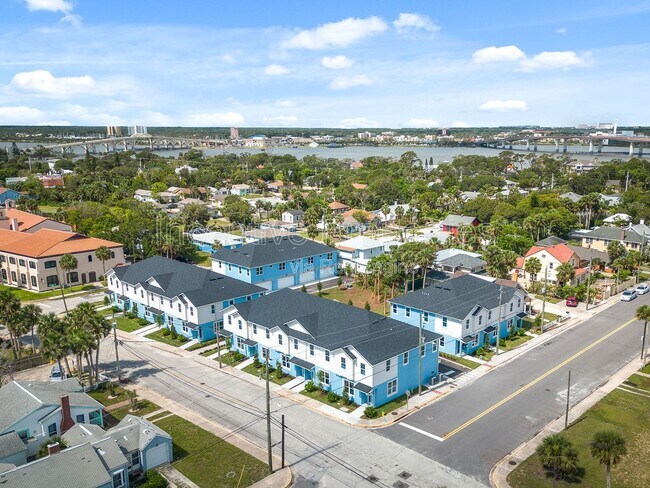 Building Photo - 454 Goodall Ave