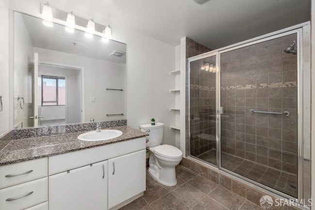 Building Photo - 250 King St