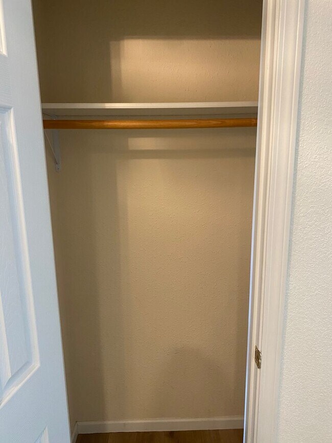 Building Photo - 3 bedroom/2 bathroom single family home!  ...