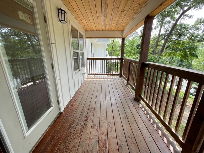 Building Photo - Big and Beautiful House with attached 1br ...