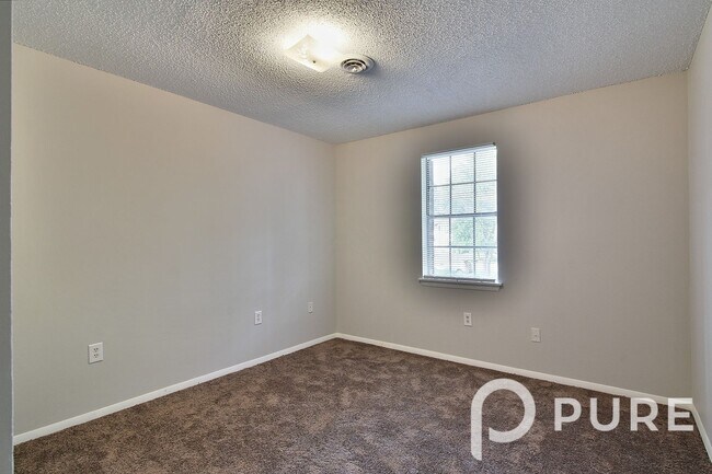 Building Photo - 2915 Chatsworth Rd