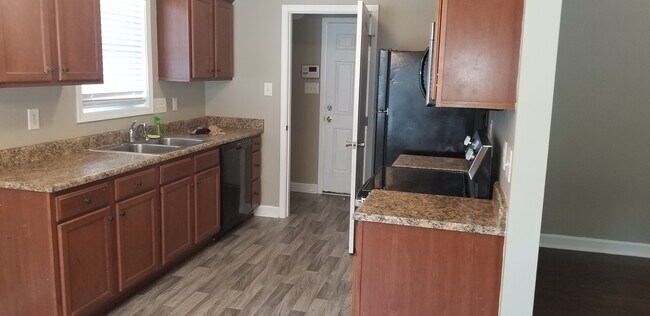 Building Photo - 3706 Pioneer Dr