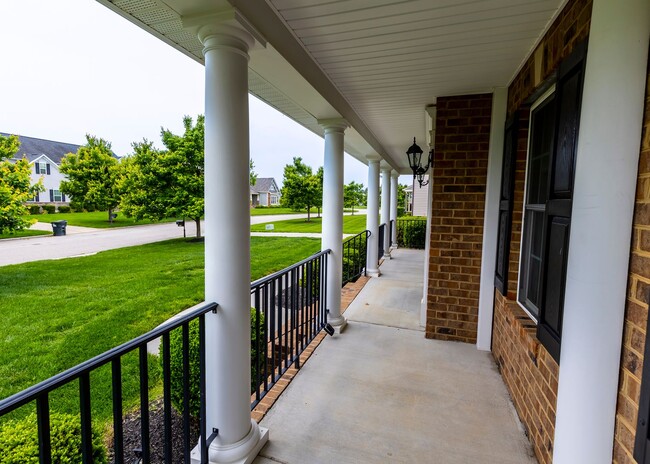 Building Photo - Huge house with vaulted ceilings and fence...