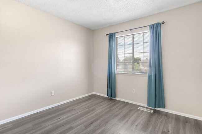 Building Photo - Clean, Bright 3 Bedroom with large yard an...