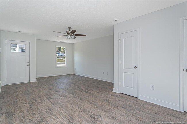 Building Photo - 907 Rochester Dr