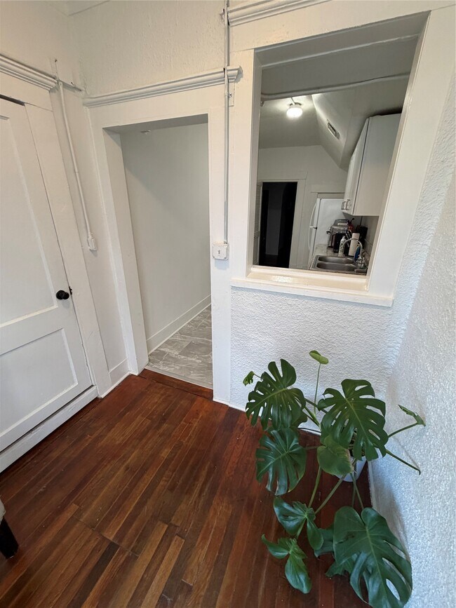 Building Photo - 402 Hyde Park Blvd