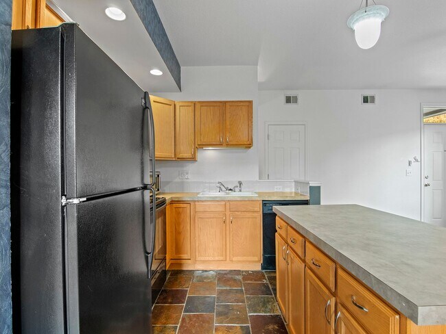 Building Photo - Charming 2 bed 2 bath Condo Near Centerra!