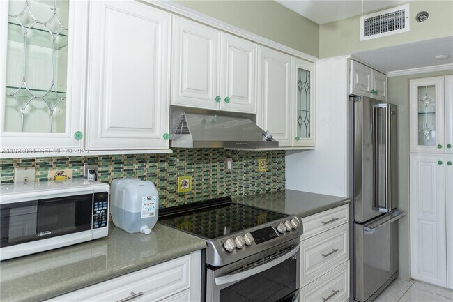 Building Photo - 3500 Mystic Pointe Dr