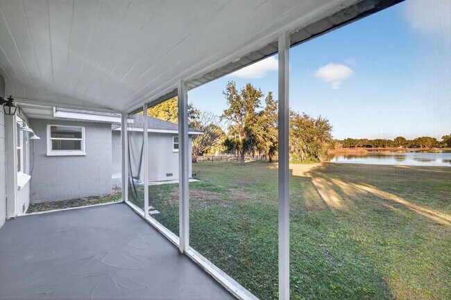 Building Photo - Lakefront 4-Bedroom Home for Rent in Beautiful Umatilla, FL