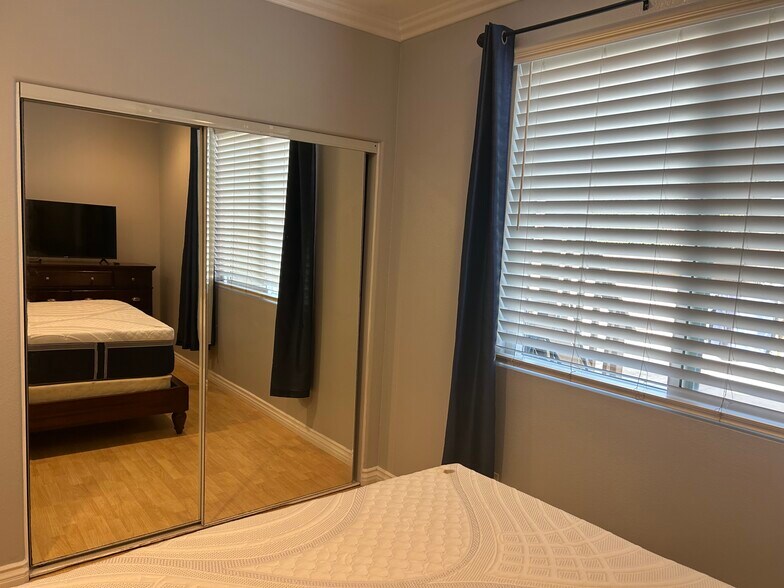 Building Photo - 521 Island Breeze Ln