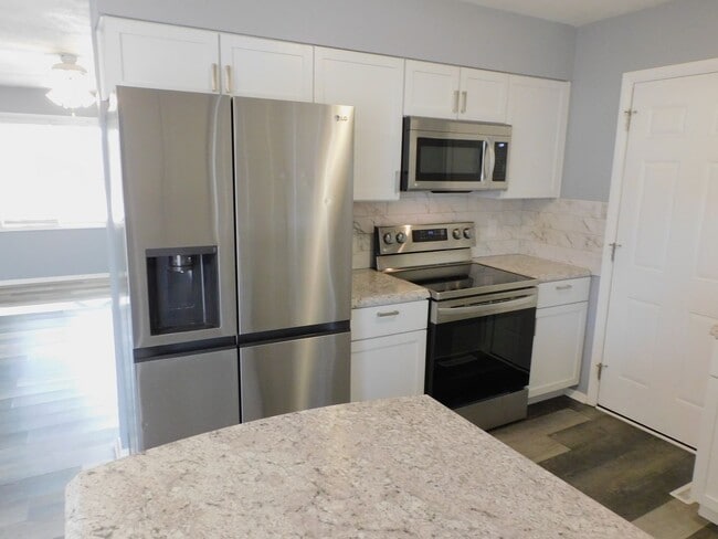 Building Photo - Rare find!