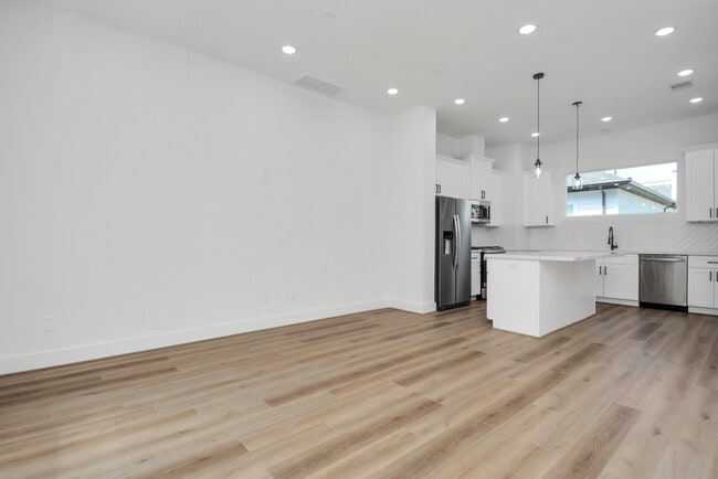 Building Photo - 3036 Live Oak St