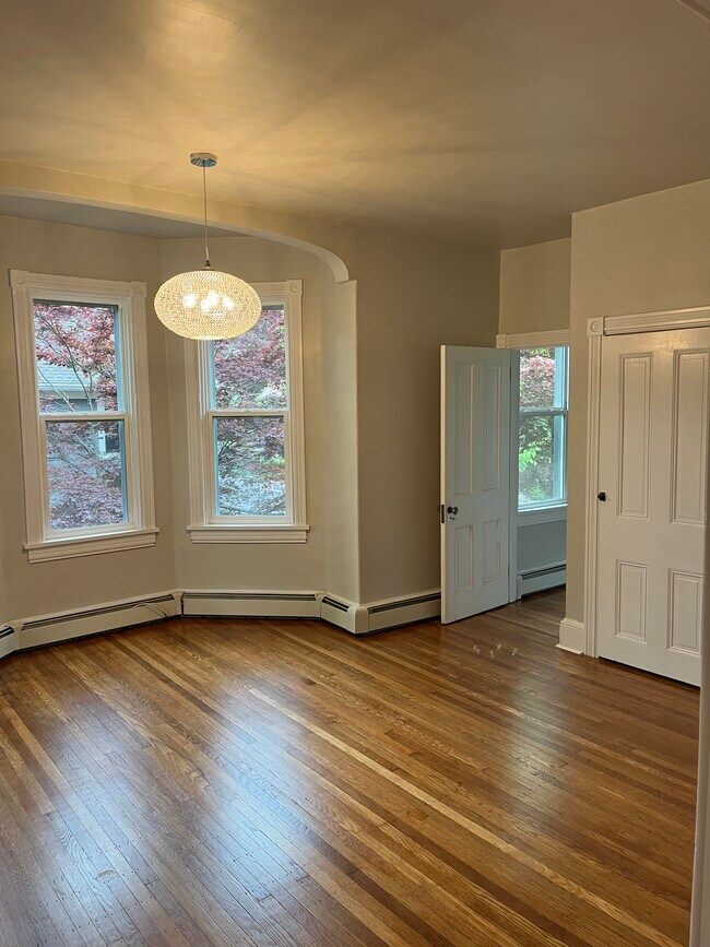 Building Photo - 6 E Oak Ave