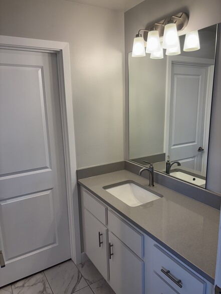 Master Bath - 102 E Fairmont Pl
