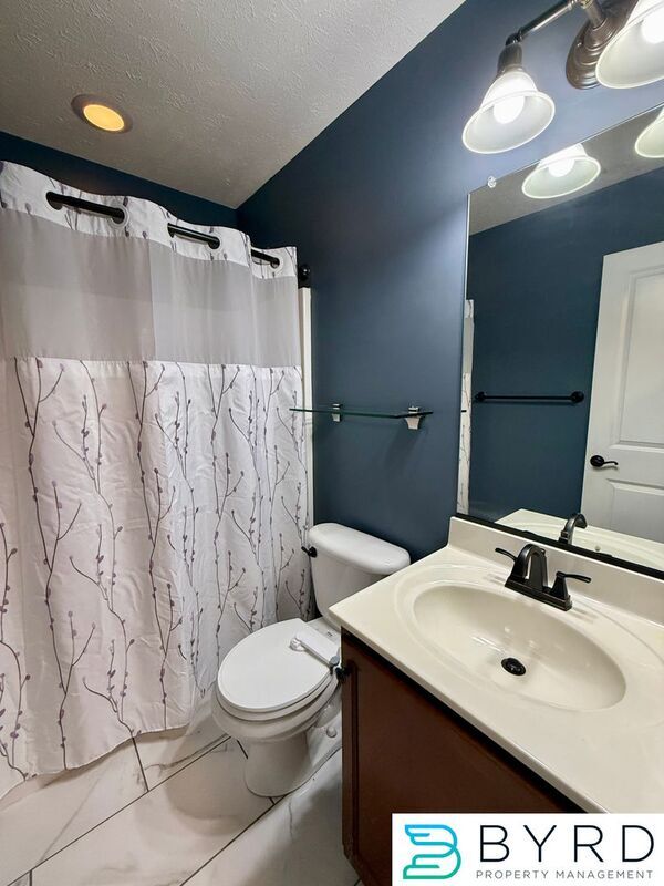 Building Photo - 1001 Greenview Dr