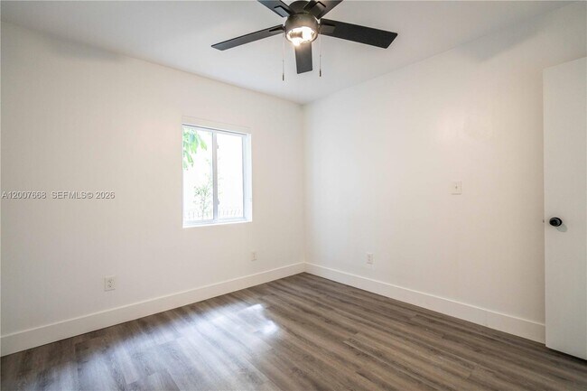 Building Photo - 725 81st St