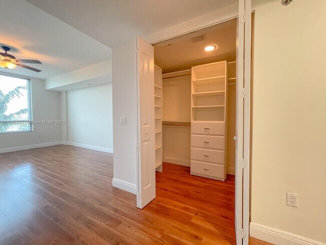 Building Photo - 2641 N Flamingo Rd