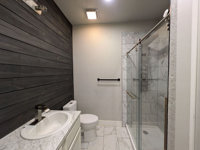 Building Photo - 5845 Woodway Dr