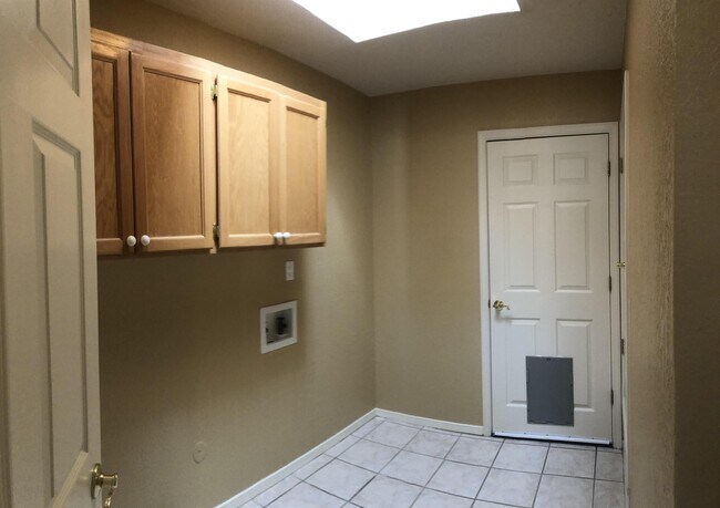 Building Photo - 556 Pinar Del Rio Dr