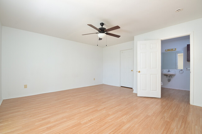 Building Photo - 716 Lago Vista St