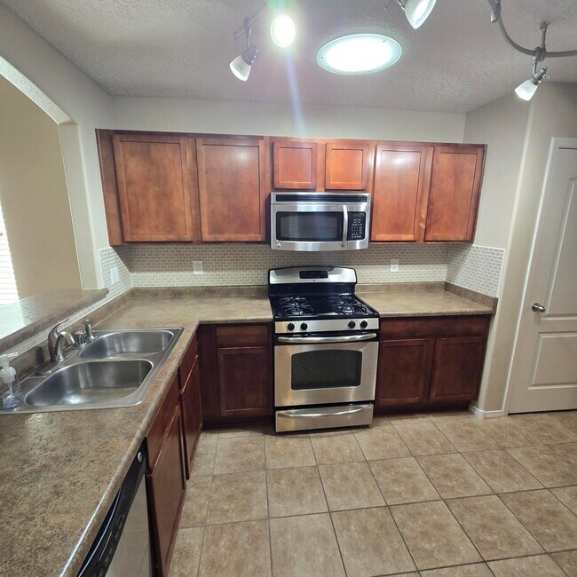 Building Photo - 6912 Vista Del Sol Dr NW