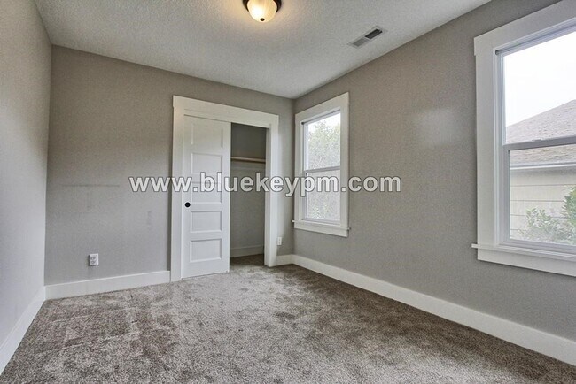 Building Photo - 339 N Skidmore St